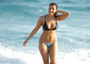 Ex-BBB Gyselle Soares esbanja beleza em tarde de malhação na praia.