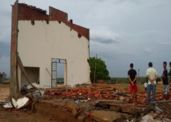 Após temporal, teto de igreja desaba, mata fiel e deixa feridos ao Sul