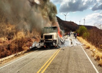 Caminhão carregado de gesso pega fogo na PI que liga Marcolândia a Sim