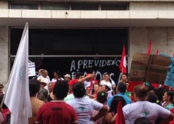 Em protesto, manifestantes ocupam agência central do INSS em Teresina