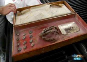 Caixa com mapa de tesouro e mão humana é encontrada em faxina