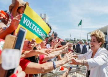 Dilma sai pela porta da frente, ovacionada por militantes e em luta po