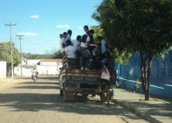 Estudantes são transportados em caminhão \