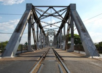 Empresa realiza últimos reparos na Ponte Metálica