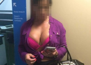 Fotos no WhatsApp mostram garota de programa fazendo sexo dentro do ba