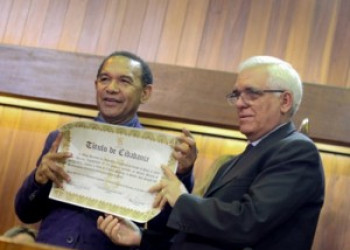 Poeta Salgado Maranhão recebe título de cidadania piauiense na Assembl