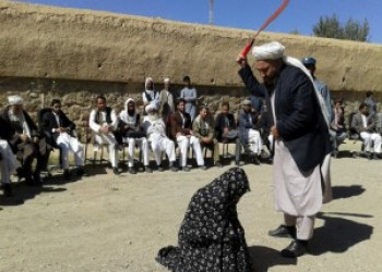 Após adultério, mulher é condenada a 100 chibatadas no Afeganistão