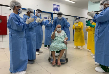 Idosa de 91 anos vence luta contra Covid-19 e deixa hospital sob palmas de equipe médica