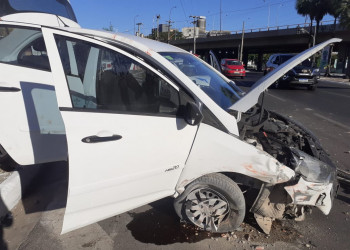 Carro colide contra mureta do Hospital Unimed na Avenida Marechal Castelo Branco