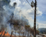 Fio de alta tensão se rompe, deixa moradores sem energia e causa incêndio na zona Leste