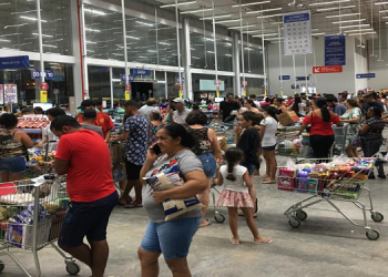 Por medo de ficar sem comida, teresinenses lotam supermercados