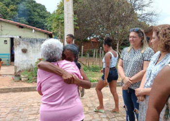 Regina Sousa visita familiares de vítimas dos deslizamentos de terras