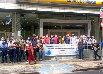 Bancários protestam contra mudança de protocolos de prevenção e surto de Covid em agências
