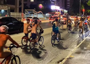 Ciclistas nus fazem manifestação por “mais amor” e “menos motor” em São Paulo