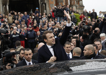 Emmanuel Macron vence Le Pen e garante novo mandato na França