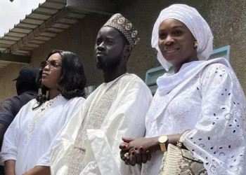 Bassirou Diomaye Faye, presidente do Senegal toma posse com duas esposas