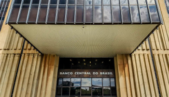 Mercado reduz previsões para inflação e dólar em 2025, aponta Boletim Focus