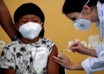 Vacinação infantil: menino indígena é primeira criança brasileira imunizada contra a Covid