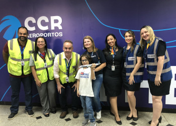Aeroporto de Teresina e Azul fazem aniversário de criança com deficiência auditiva