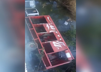 Caminhão da Coca-Cola cai de ponte em Oeiras