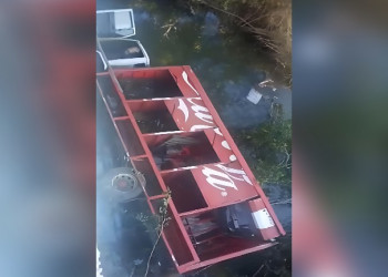 Caminhão da Coca-Cola cai de ponte em Oeiras