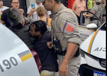 Motoboy é vítima de racismo por policiais em Porto Alegre (RS)