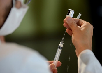 Idosos de 60 anos podem receber vacina bivalente a partir de segunda