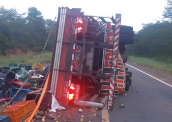 Motorista tomba caminhão ao desviar de buraco na BR 316 no Piauí