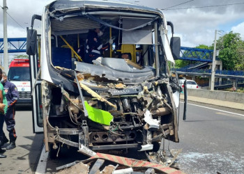 Acidente com micro-ônibus do Transporte Eficiente deixa 4 feridos em Teresina