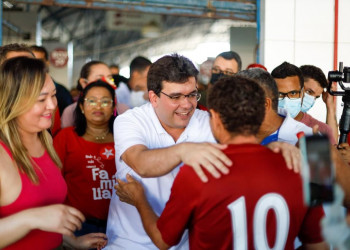 Rafael Fonteles visita Mercado Público do São Joaquim e conversa com feirantes e clientes