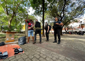 Polícia fecha Praça da Bandeira e apreende mais de 100 celulares; VEJA VÍDEOS