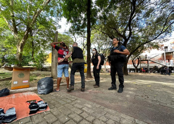 Polícia fecha Praça da Bandeira e apreende mais de 100 celulares; VEJA VÍDEOS