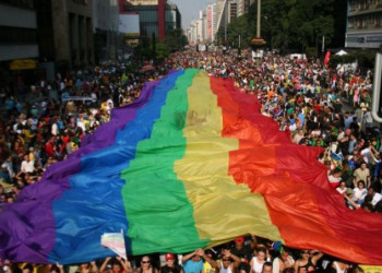 Parada do orgulho LGBTQIA+ volta às ruas em São Paulo e fala em eleições