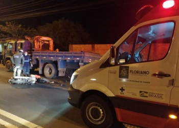 Motociclista bate na traseira de caminhão estacionado e morre em Floriano