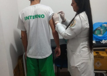 Adolescentes que cumprem medidas socioeducativas em Teresina são vacinados