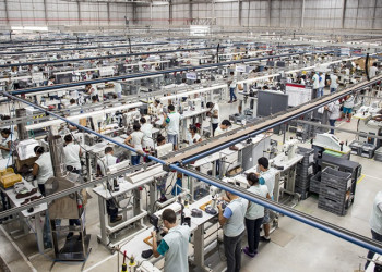 Indústria no Brasil perde força em abril com pressões de preços, mostra PMI
