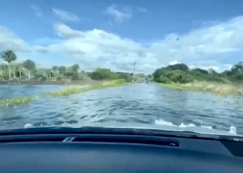 Nível de água continua a subir na BR-402 devido cheia da Lagoa do Portinho  em Parnaíba