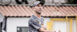 Técnico de equipe feminina do Santos pede afastamento após acusações de assédio