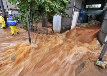 Mais da metade dos municípios do RS foram atingidos pelas chuvas e 350 mil localidades sem energia