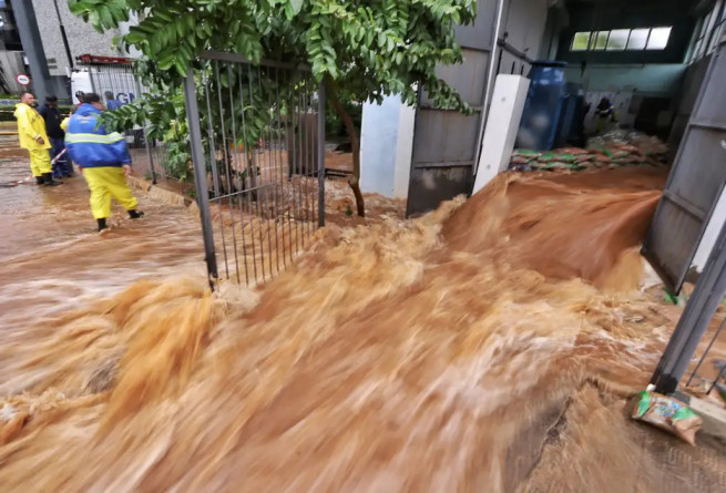 Mais da metade dos municípios do RS foram atingidos pelas chuvas e 350 mil localidades sem energia