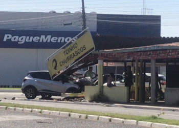 Motorista perde controle de carro  e invade bar na zona Leste de Teresina