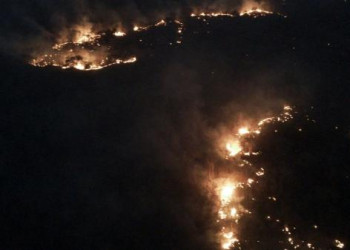 Bombeiros do Piauí combatem incêndio na divisa com o Ceará há mais de dez dias