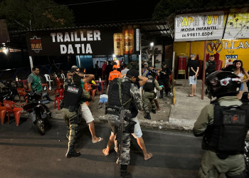 Polícia prende 15 pessoas, apreende veículos e fecha bares em Teresina