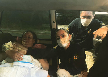 Agentes da PRF realizam parto de mulher dentro de carro em Teresina