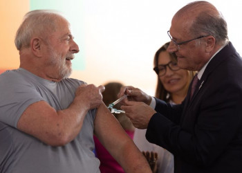 Lula é vacinado por Alckmin e lança campanha nacional de vacinação