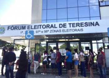 Eleitores formam longas filas para regularizar título em Teresina; prazo encerra amanhã