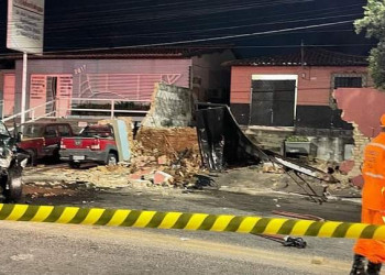 Motorista perde controle de carro e derruba muro de casa na zona Norte de Teresina