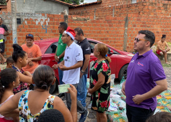 Moradores da Vila Irmã Dulce recebem brinquedos e alimentos da CUFA