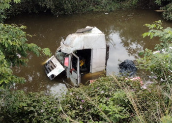 Caminhão colide contra carro de passeio e cai dentro de rio em Campo Maior