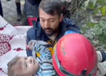 Bebê é resgatado com vida 79 horas após terremoto na Turquia